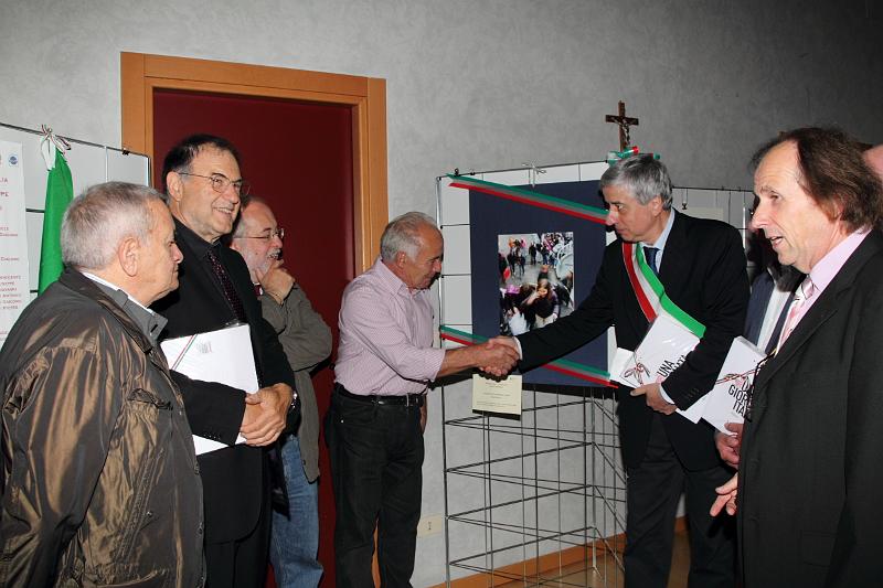 Passione Italia 00081.JPG - il socio Nazario Baroni riceve i complimenti del Sindaco